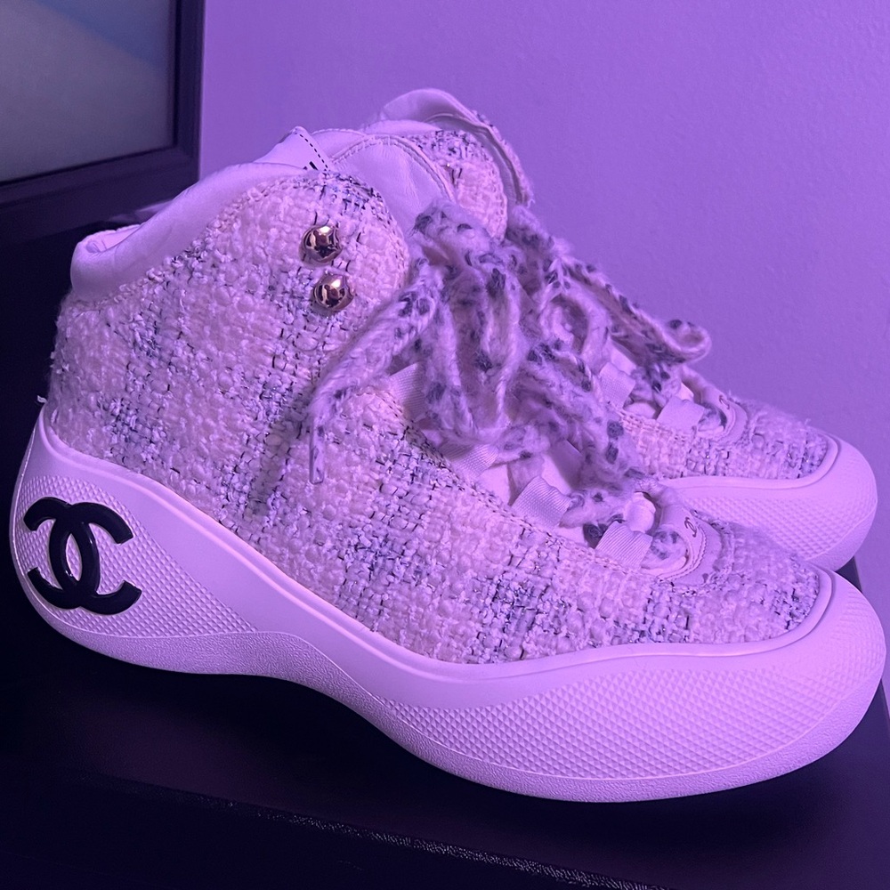 Chanel coco neige sneakers. (G39500) sz 40.5
